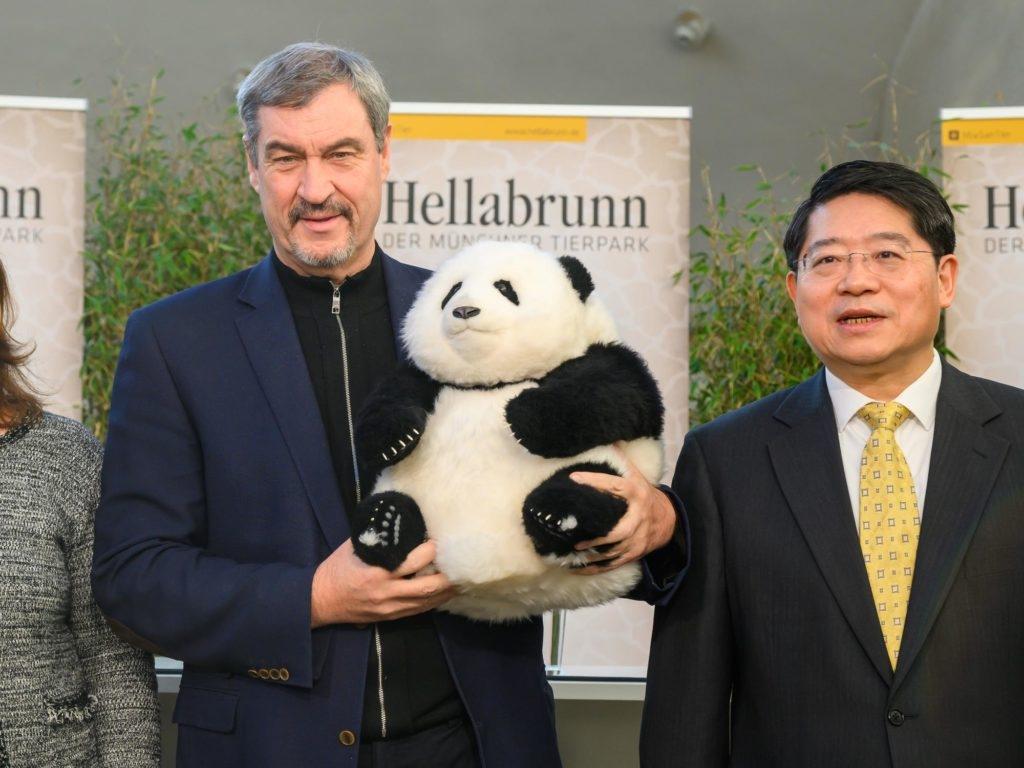 (Archivbild) Ministerpräsident Söder mit einem Panda-Stofftier
