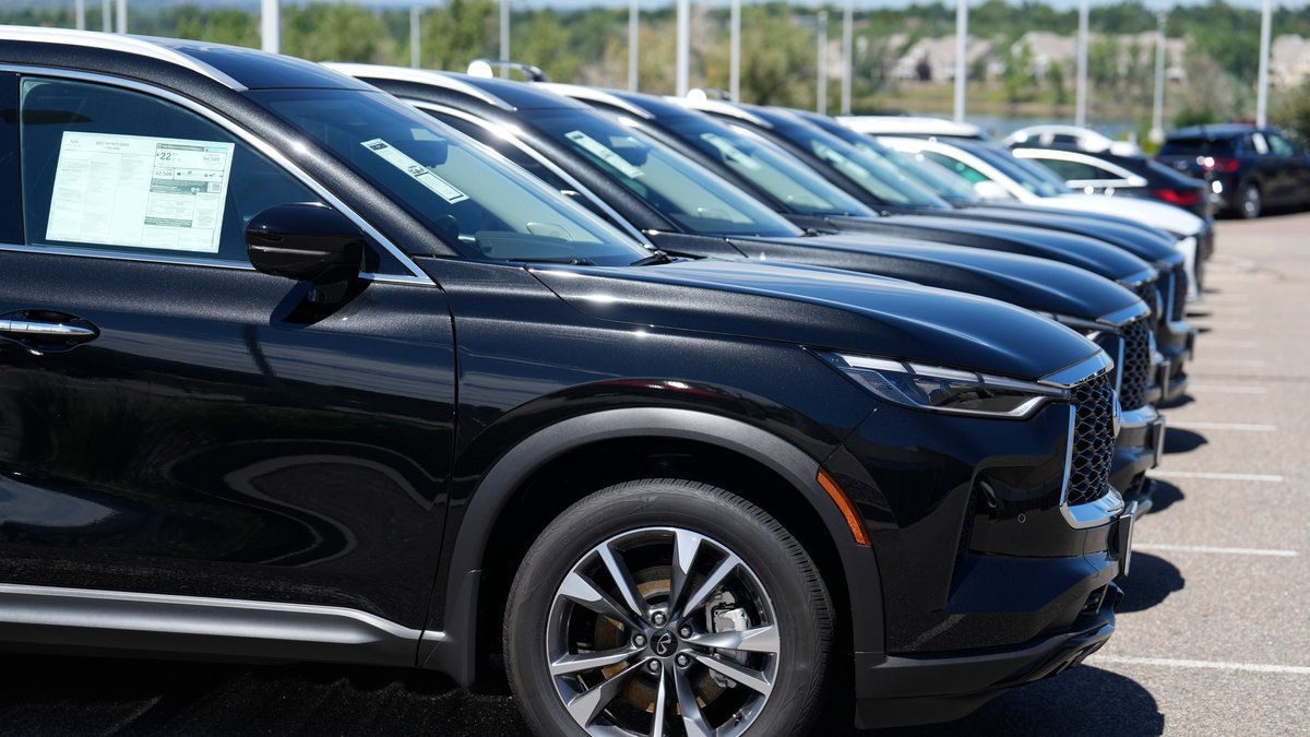 Die Automobilbranche erzielt mit großen SUVs und Luxuslimousinen Rekordgewinne und produziert weniger Kleinwagen.
