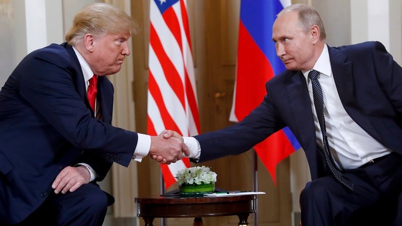 Donald Trump und Wladimir Putin geben sich die Hand (Archivbild) | Bild: Pablo Martinez Monsivais/Picture Alliance Donald Trump und Wladimir Putin geben sich die Hand (Archivbild)