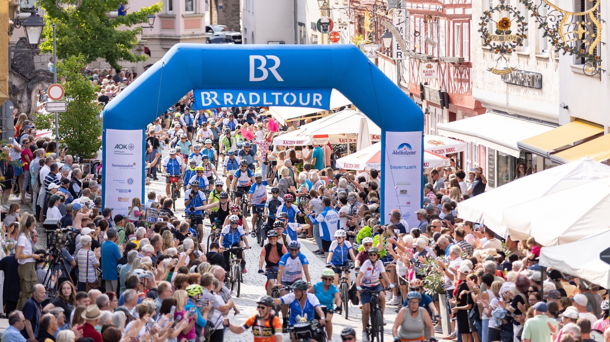 BR-Radltour 2025, Zieleinfahrt Ochsenfurt | Bild: BR/Konvalin BR-Radltour 2025, Zieleinfahrt Ochsenfurt