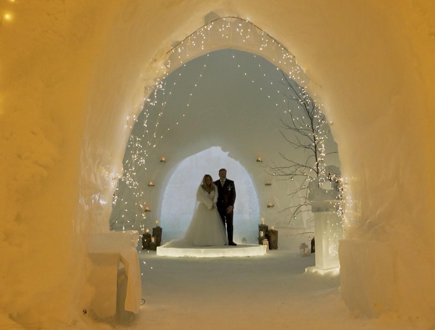 Hochzeitspaar in der Eiskapelle