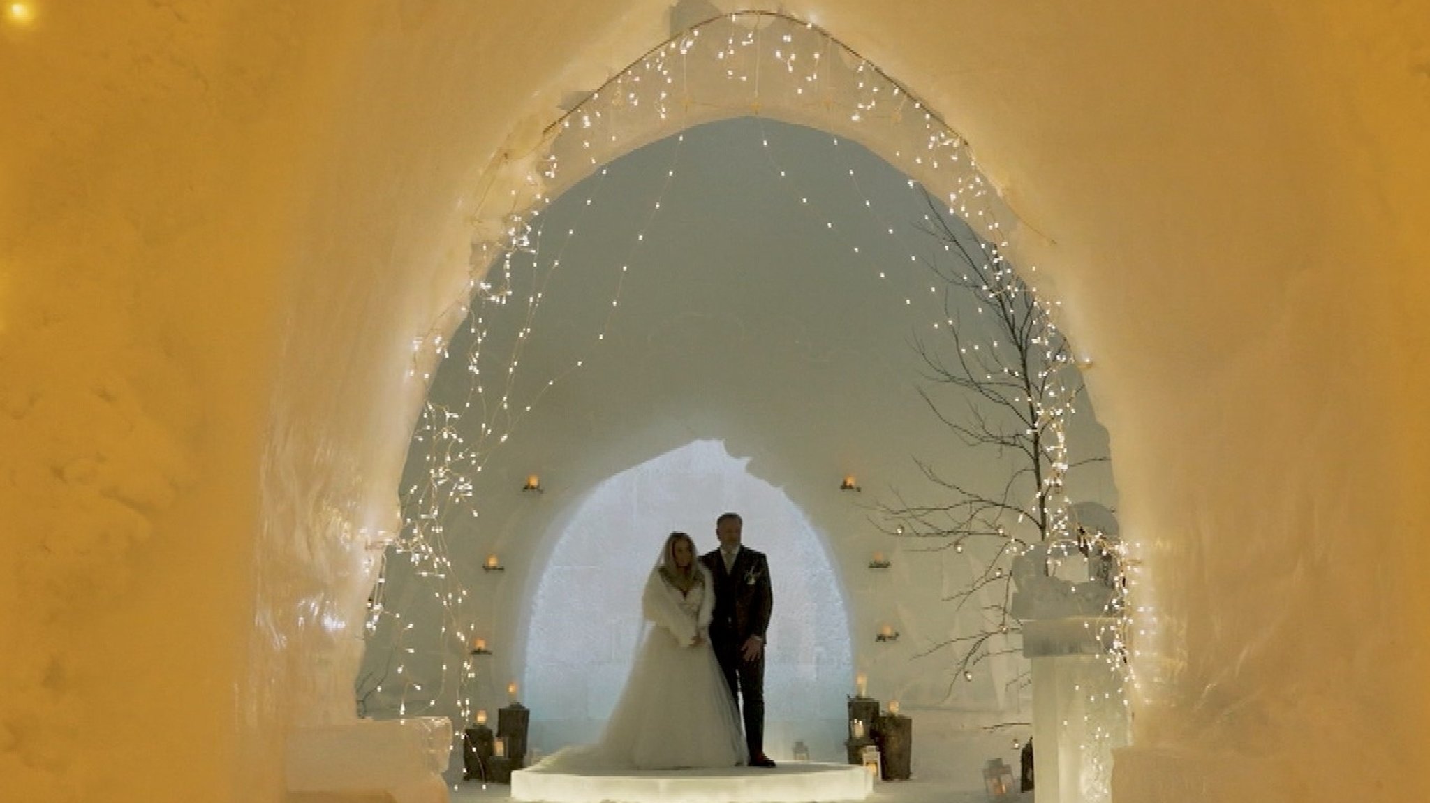 Hochzeitspaar in der Eiskapelle