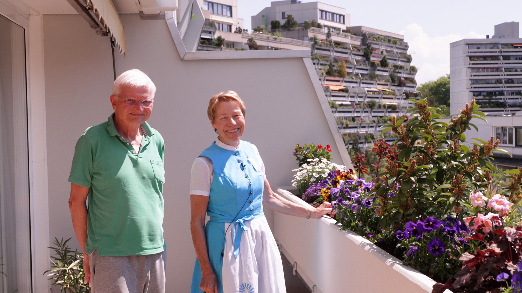 Bruni und Wolfgang Hülle auf ihrem Balkon im Olympischen Dorf .