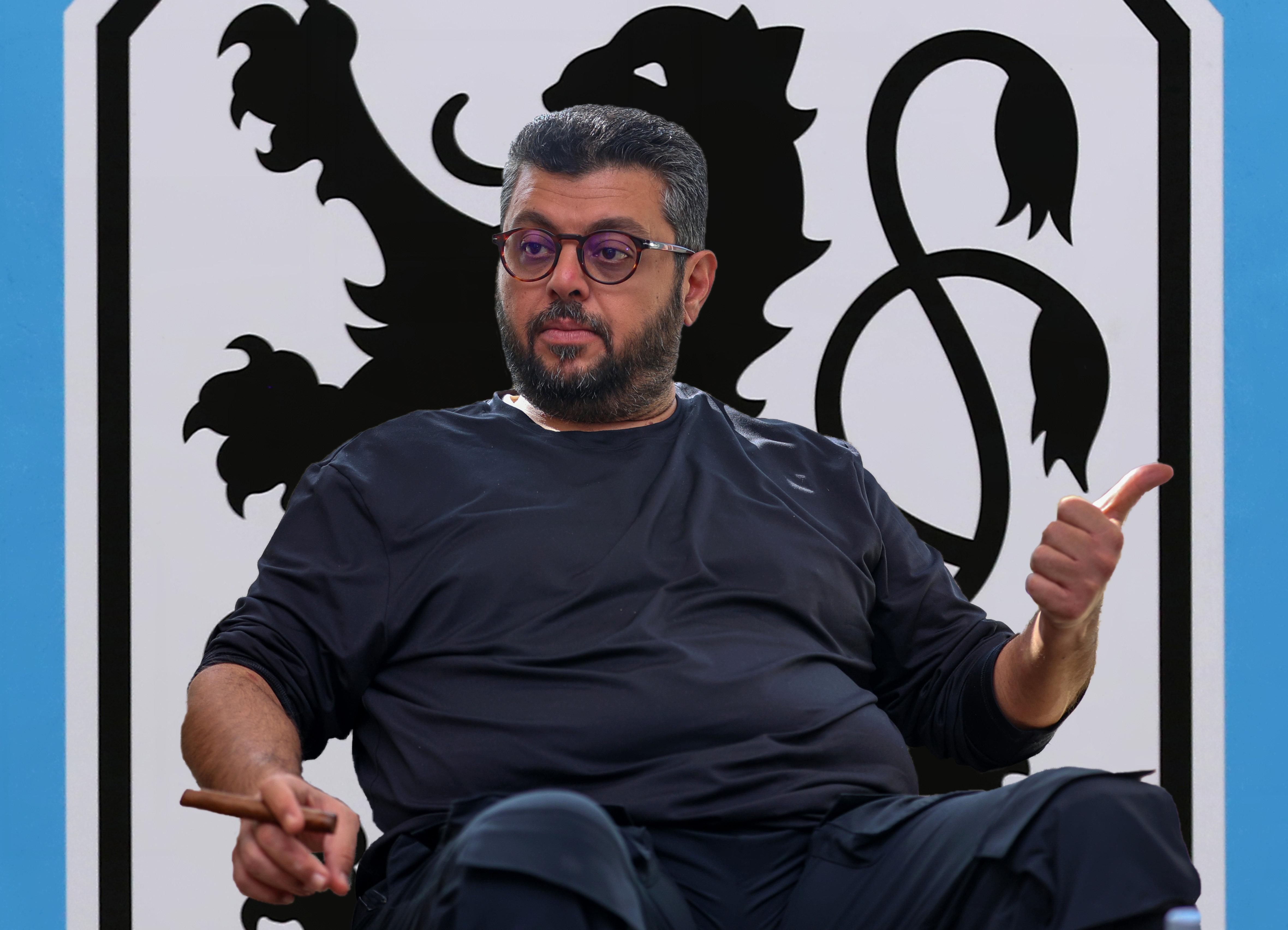 TSV 1860 München: Investor Hasan Ismaik vor Löwen-Wappen