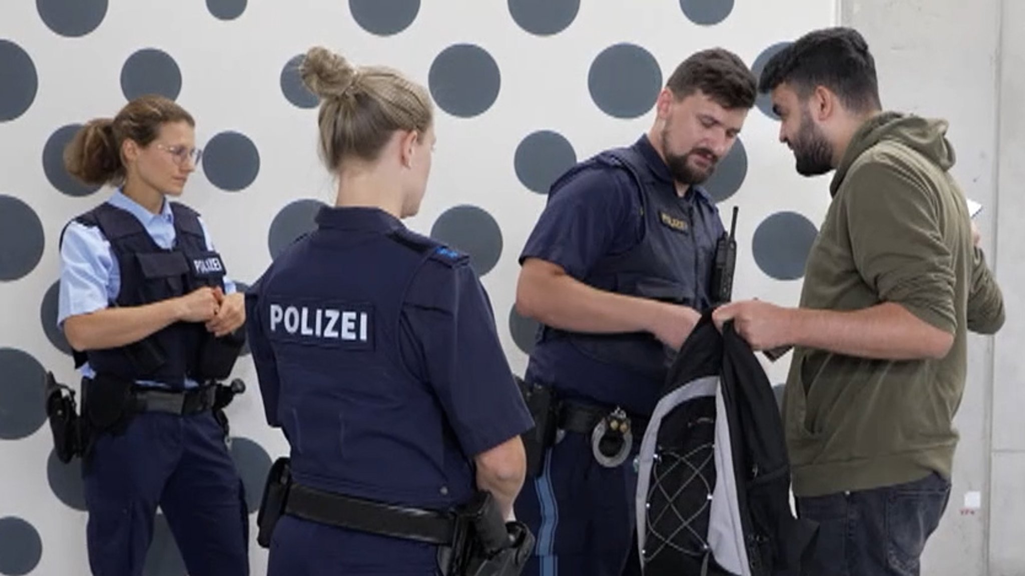 Polizeibeamte kontrollieren stichprobenartig am Coburger Bahnhof.