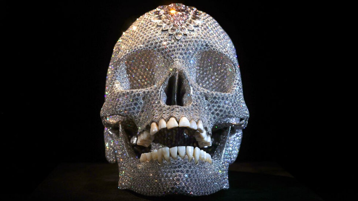 Ein mit 8601 Diamanten besetzter Platinabguss eines menschlichen Schädels ist im MUCA - Museum of Urban and Contemporary Art - in der Ausstellung 