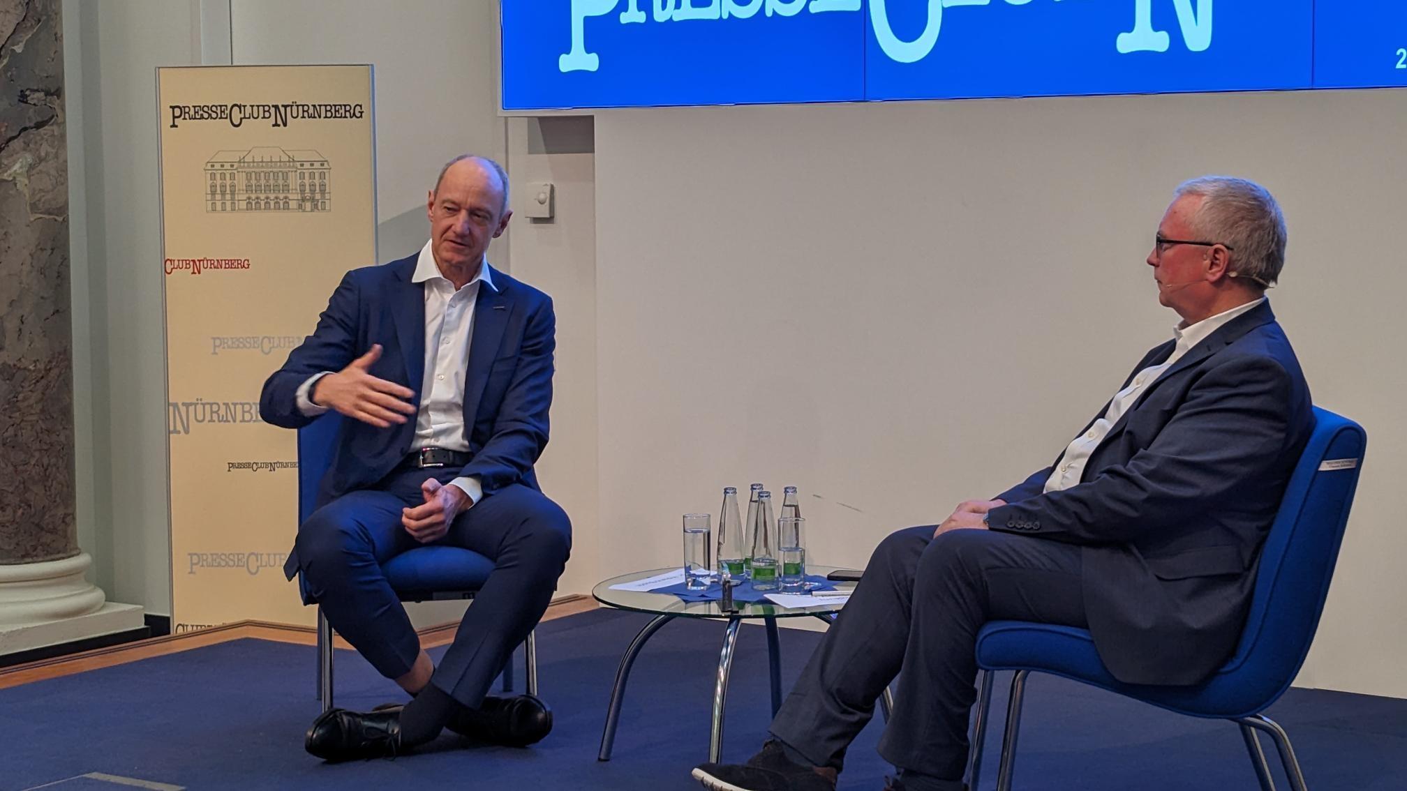 Siemens Konzern-Chef Roland Busch im Nürnberger Pressclub: Die rote Line bei Populismus sei "an vielen Stellen überschritten". 