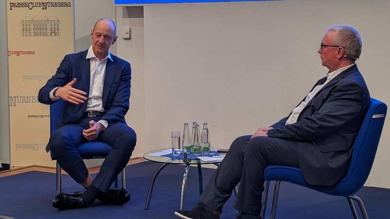 Siemens Konzern-Chef Roland Busch im Nürnberger Pressclub: Die rote Line bei Populismus sei "an vielen Stellen überschritten". | Bild: BR/Schuster, Andreas Siemens Konzern-Chef Roland Busch im Nürnberger Pressclub: Die rote Line bei Populismus sei "an vielen Stellen überschritten".