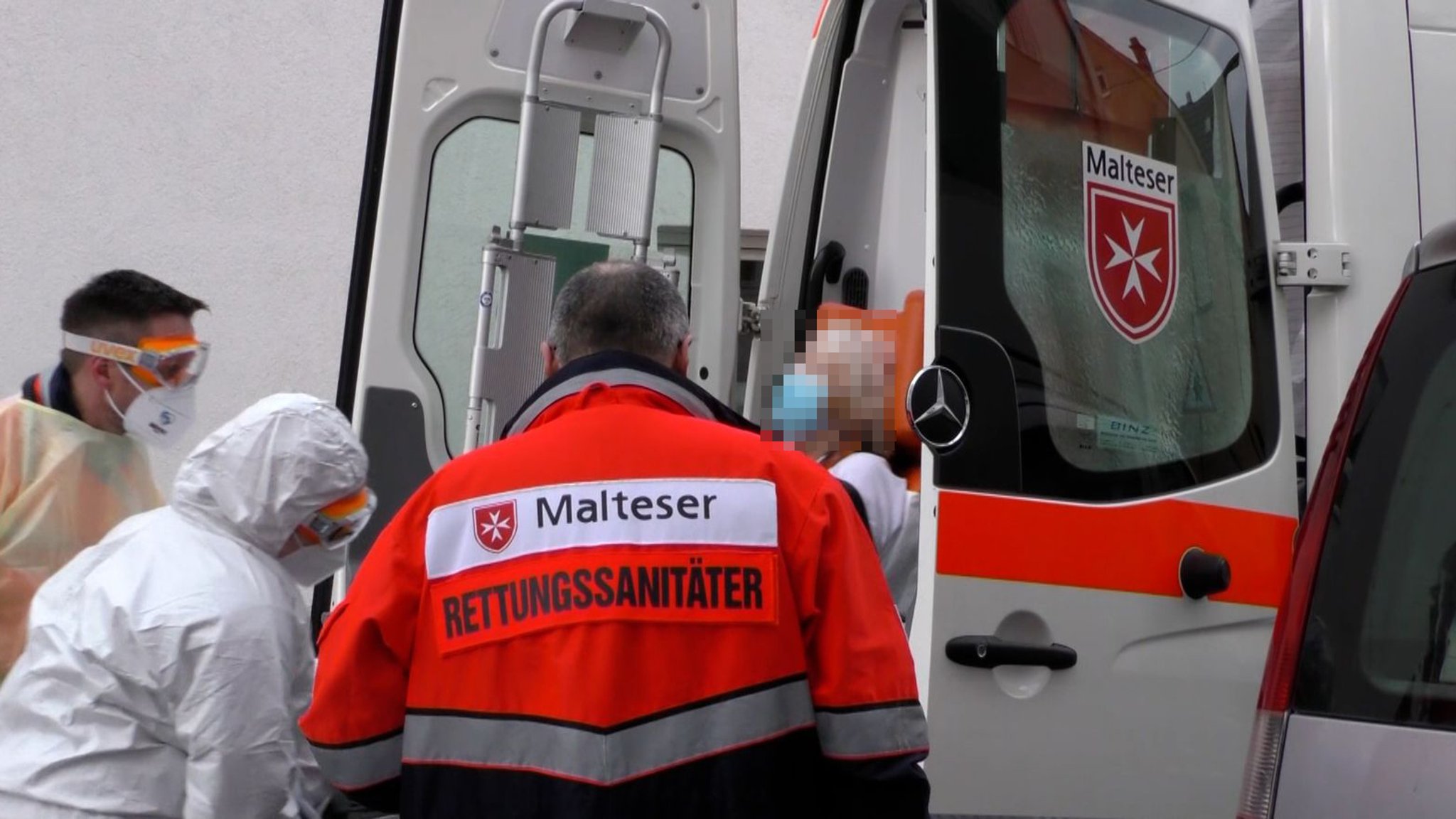 Rettungssanitäter verlegen Heimbewohnerin