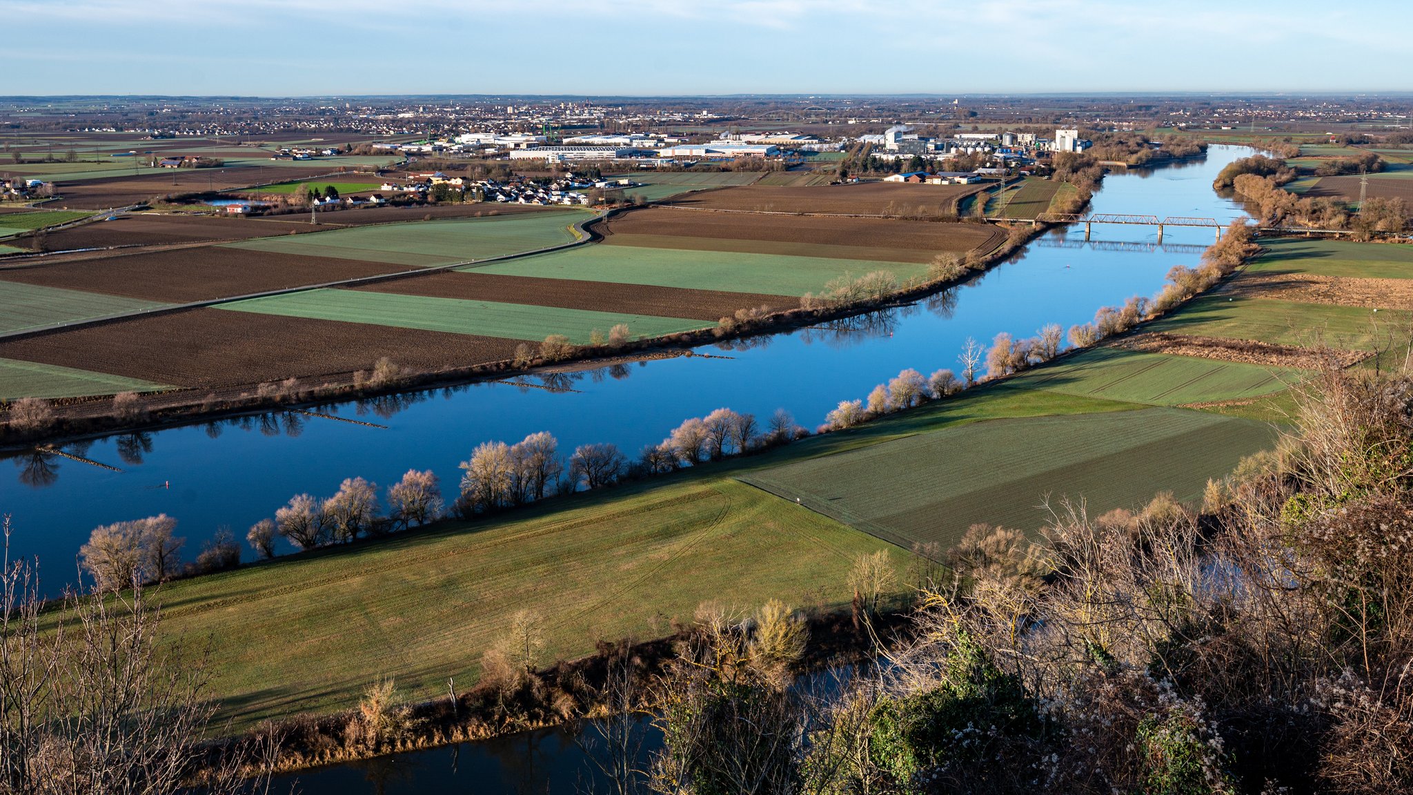 Blick vom Bogenberg auf die Donau.