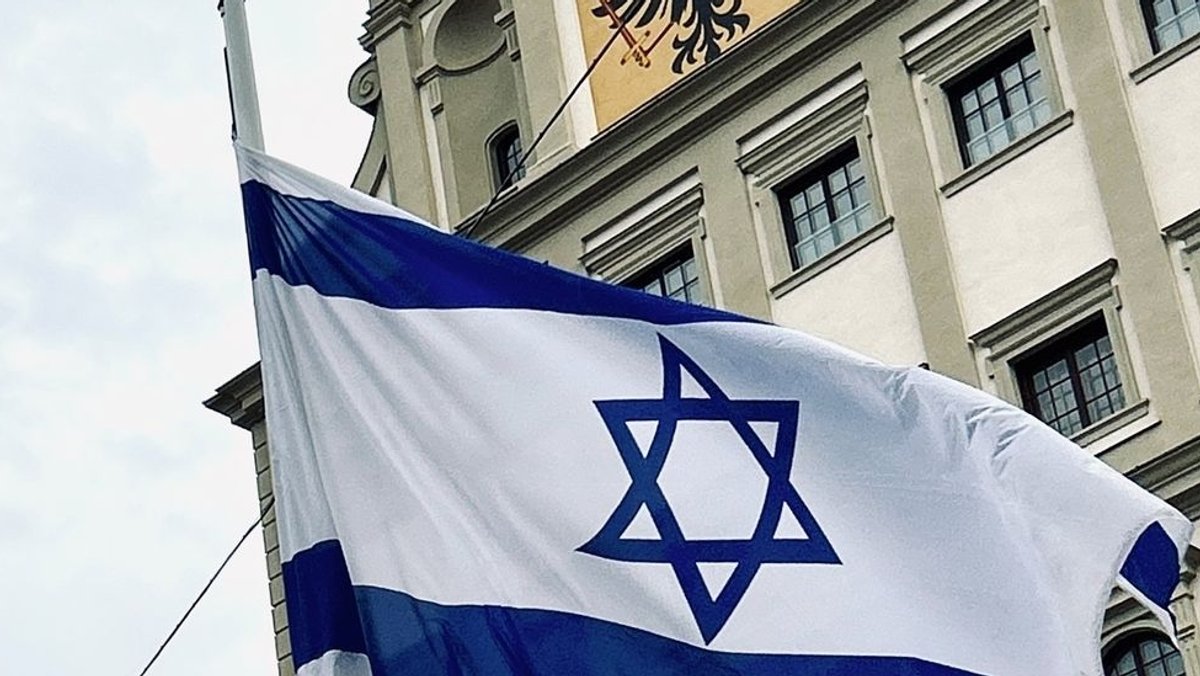 Israel-Flagge vor dem Augsburger Rathaus
