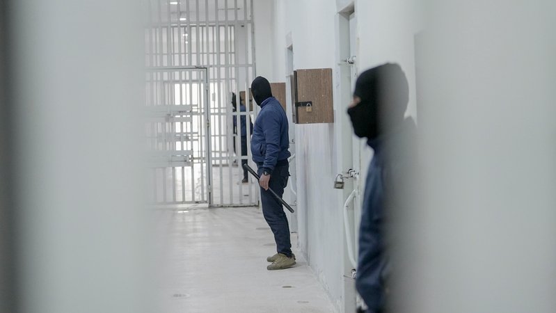 Archivbild (Januar 2025): Gefängnis für mutmaßliche IS-Kämpfer im Nordosten Syriens. | Bild: picture alliance / Middle East Images | SQ Archivbild (Januar 2025): Gefängnis für mutmaßliche IS-Kämpfer im Nordosten Syriens.