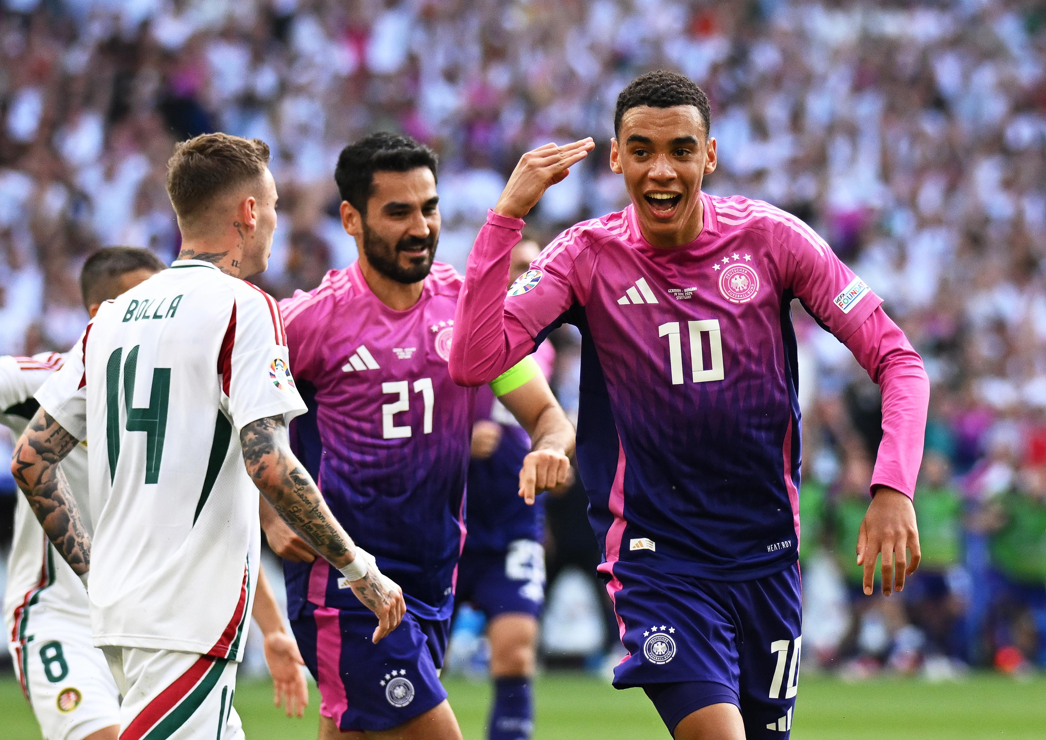 Deutschlands Jamal Musiala (r) jubelt über seinen Treffer zum 1:0