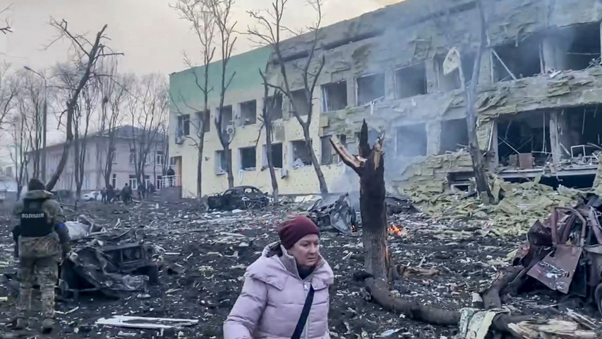 Das von der Stadtverwaltung von Mariupol veröffentlichte Videostandbild zeigt die Folgen eines Angriffs auf das Krankenhaus von Mariupol.