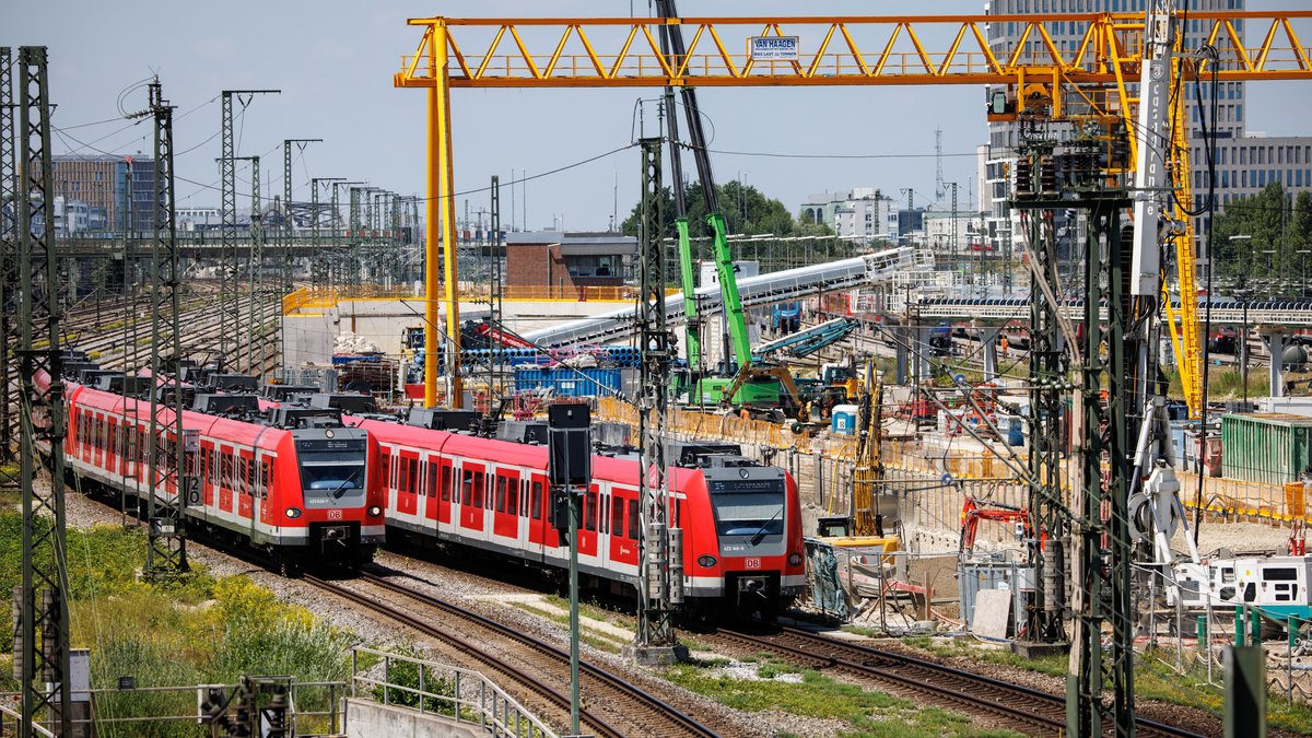 Züge der S-Bahn München fahren an der Baustelle der zweiten S-Bahn-Stammstrecke durch die Münchner Innenstadt vorüber.