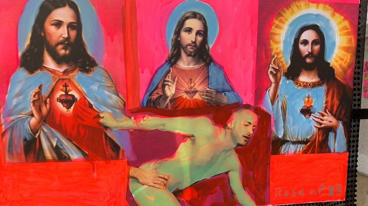 Gemälde der queeren Ausstellung "Jesus liebt" von Rosa von Praunheim in der Nürnberger Egidienkirche