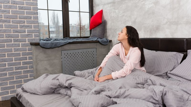 Herbstblues: Frau in Bett schaut ins graue Wetter | Bild: colourbox.de Herbstblues: Frau in Bett schaut ins graue Wetter