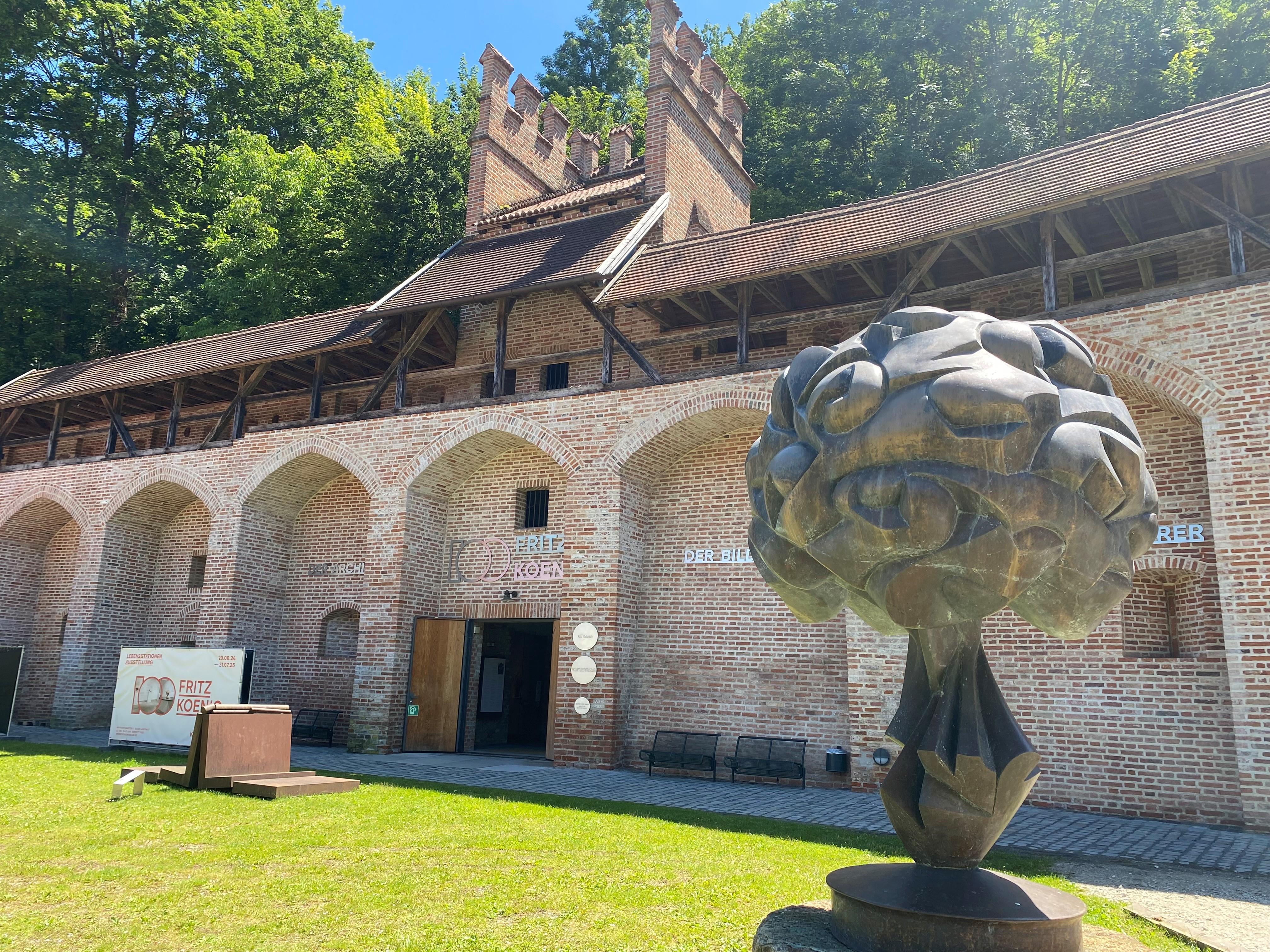 Das KOENIGMuseum am Prantlgarten, direkt an der Landshuter Altstadt in den Berg hineingebaut.