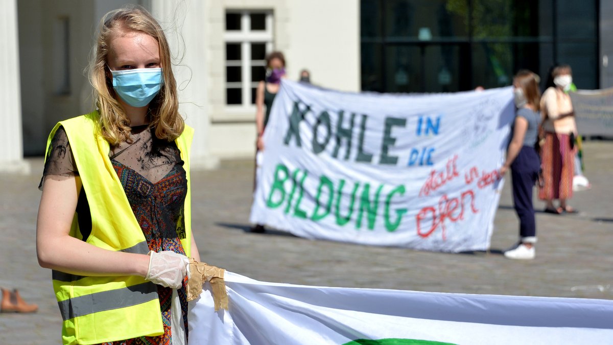 Archivbild: Oldenburg: Aktivisten der Klimabewegung "Fridays for Future" stehen mit Transparenten auf dem Schlossplatz. 