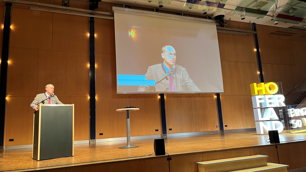Wirtschaftsminister Hubert Aiwanger spricht beim Energiegipfel in Hof. | Bild: BR/Annerose Zuber Wirtschaftsminister Hubert Aiwanger spricht beim Energiegipfel in Hof.