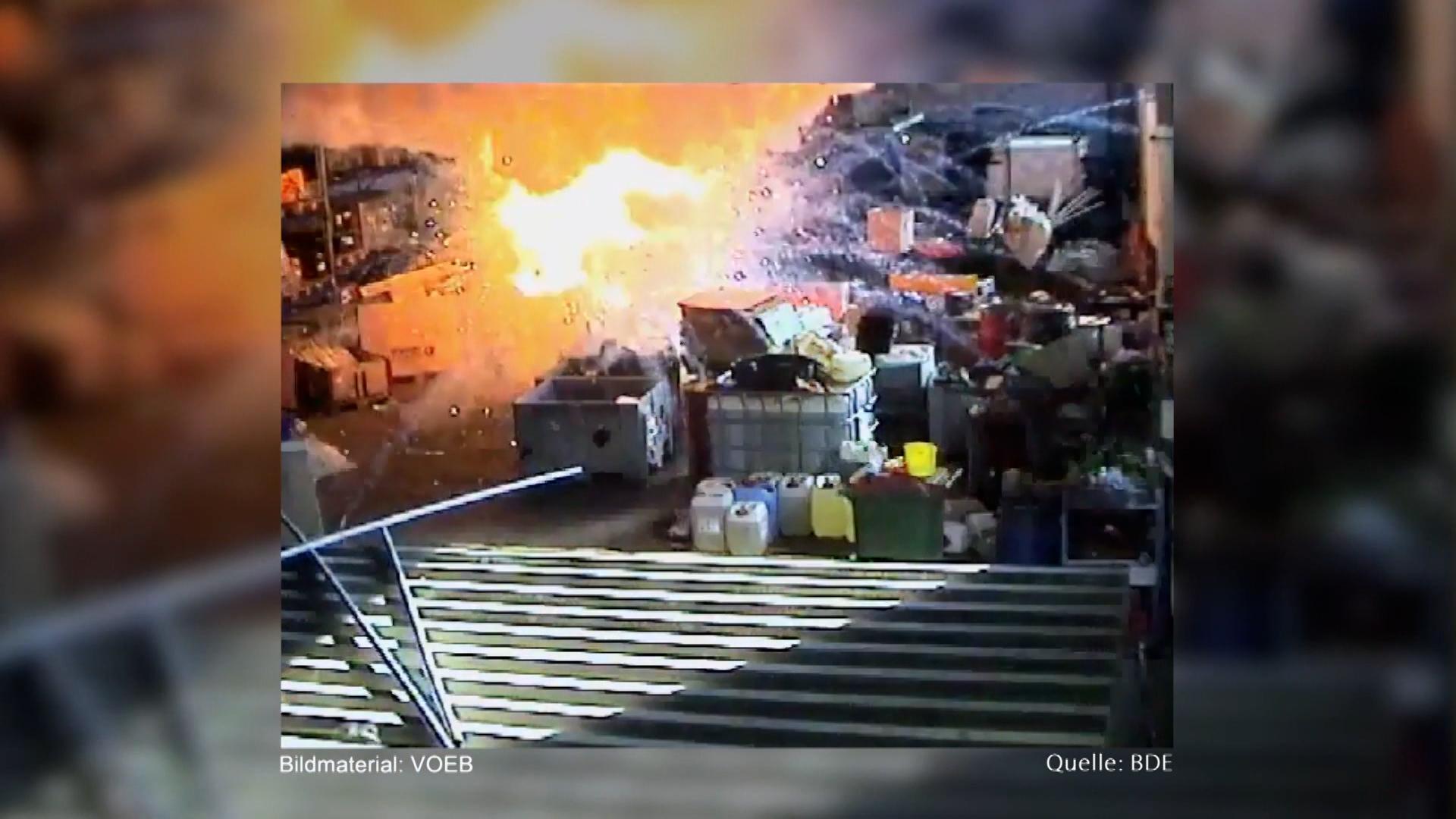 Batterien auf Laufband in einer Entsorgungsfirma