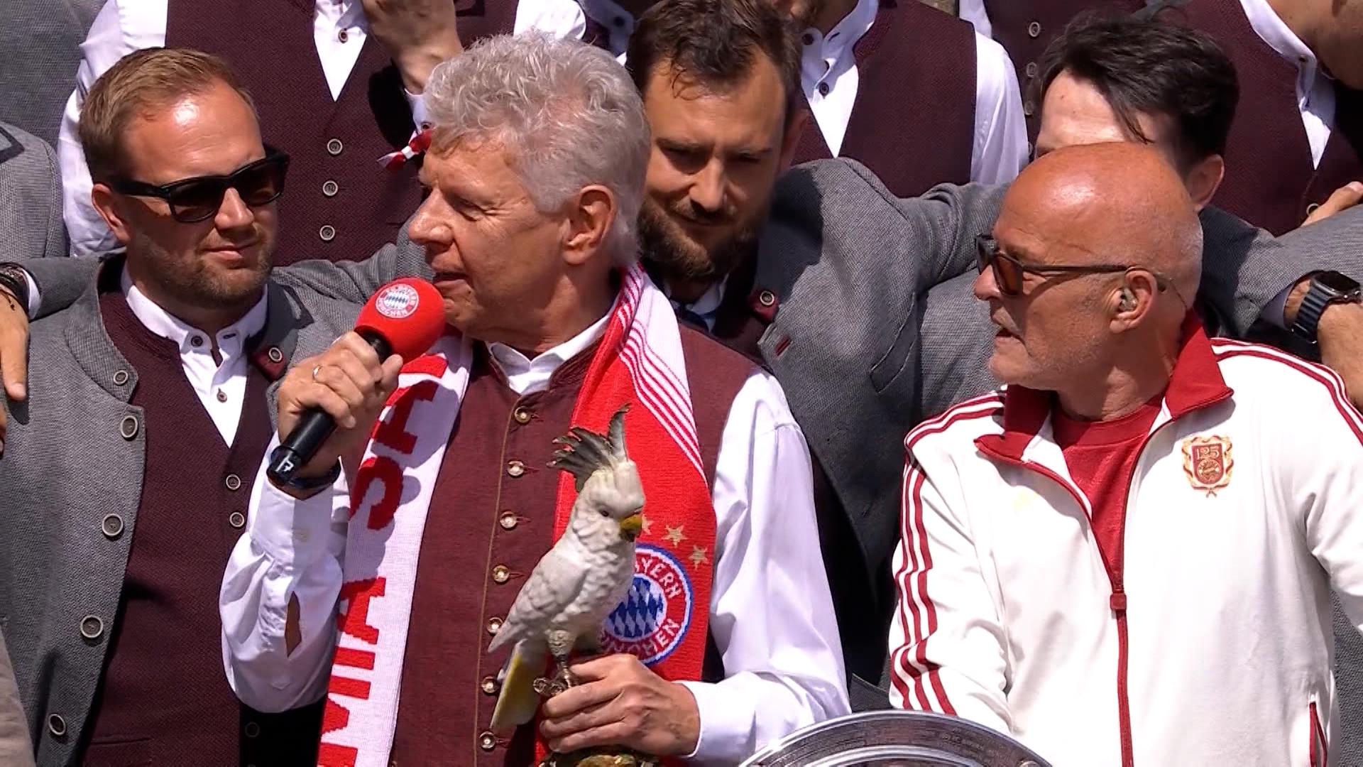 OB Dieter Reiter mit einem Fanschal des FC Bayern.