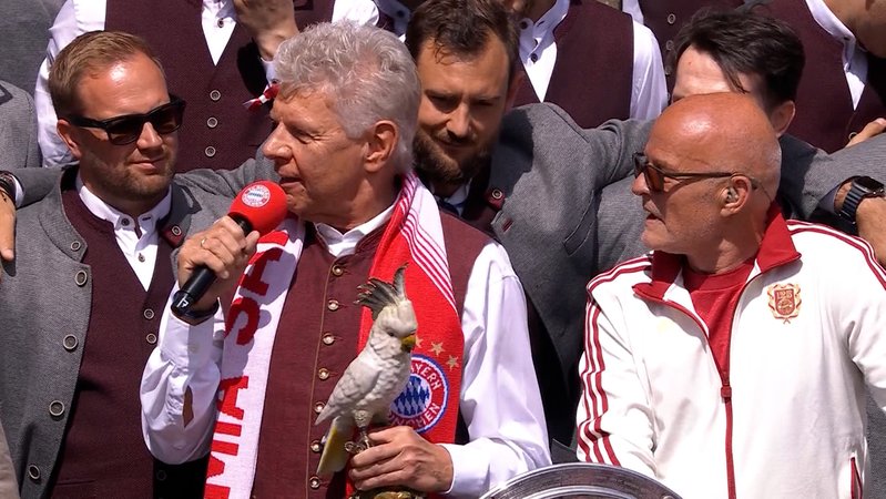 OB Dieter Reiter mit einem Fanschal des FC Bayern. | Bild: BR OB Dieter Reiter mit einem Fanschal des FC Bayern.
