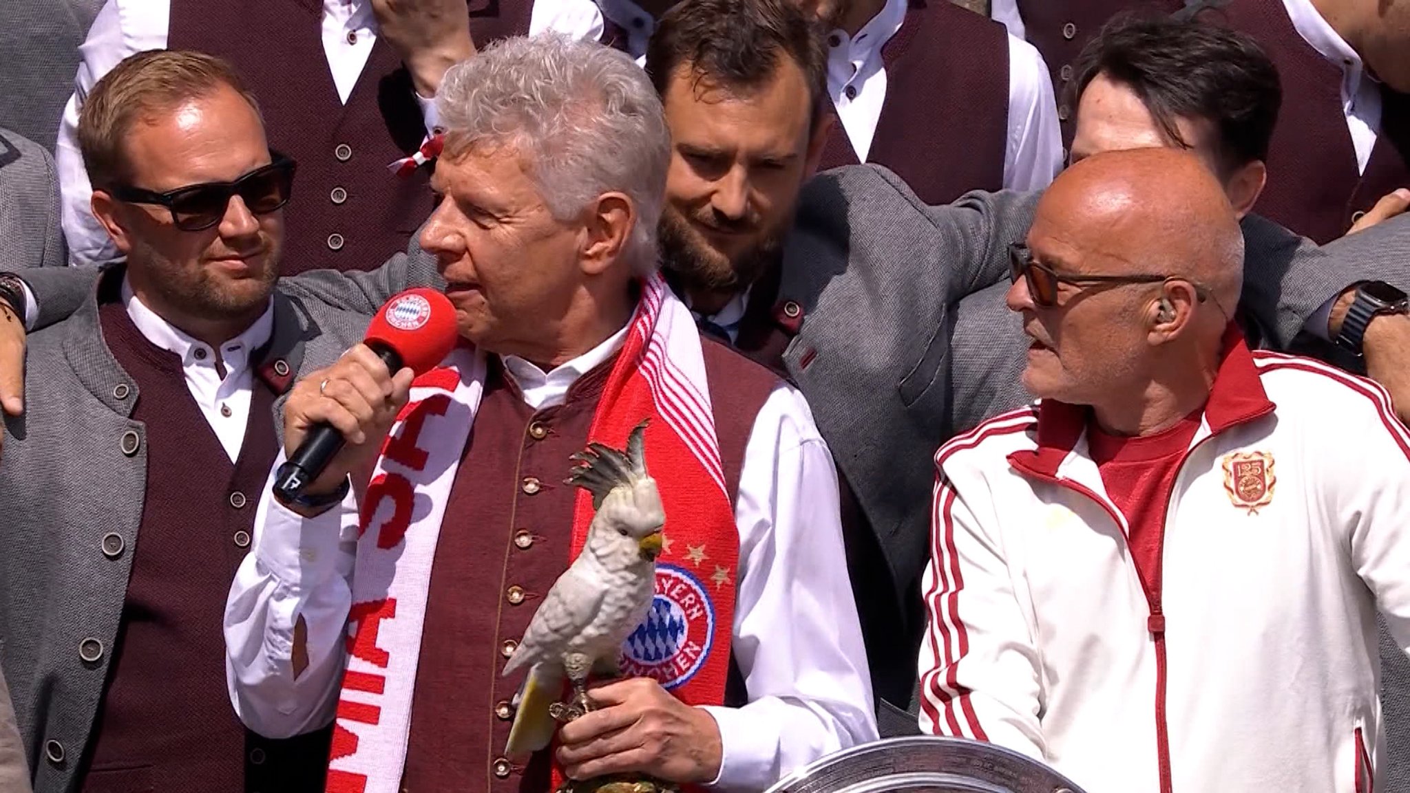 OB Dieter Reiter mit einem Fanschal des FC Bayern. | Bild: BR OB Dieter Reiter mit einem Fanschal des FC Bayern.