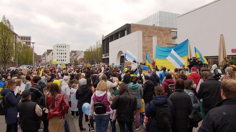 Am Nürnberger Kornmarkt demonstrieren Menschen gegen den russischen Angriff auf die Ukraine.