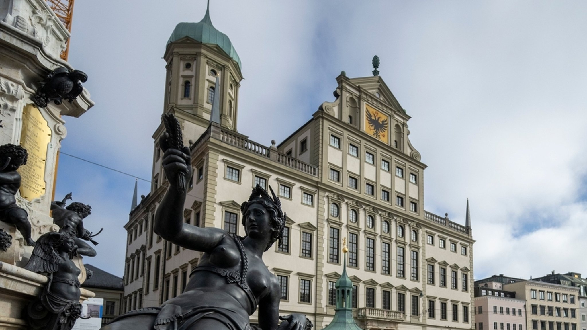 Augsburger Rathaus mit Brunnen | Bild: dpa-Bildfunk/Stefan Puchner Augsburger Rathaus mit Brunnen