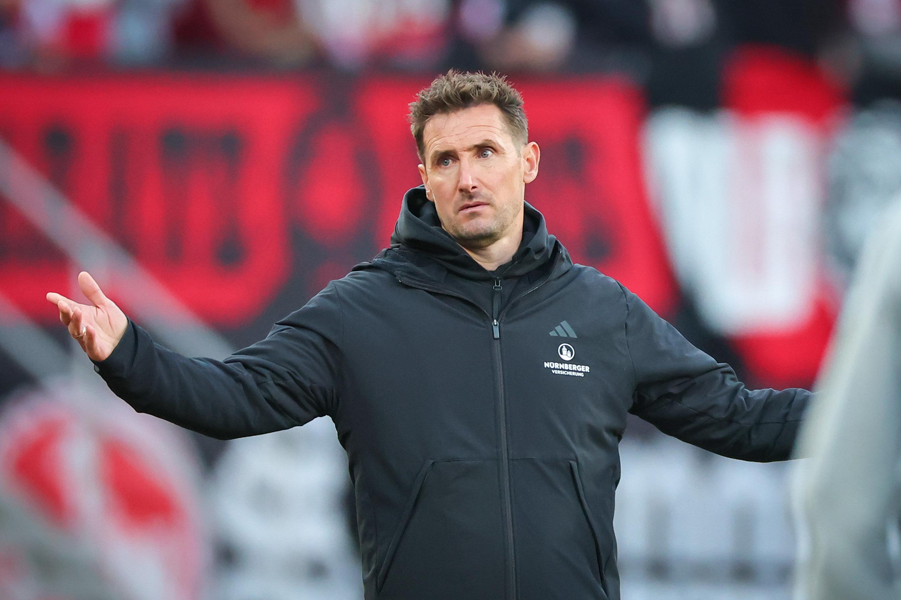 09.05.2025, Bayern, Nürnberg: Fußball: 2. Bundesliga, 1. FC Nürnberg - 1. FC Köln, 33. Spieltag im Max-Morlock-Stadion. Der Nürnberger Trainer Miroslav Klose reagiert auf den Spielverlauf.