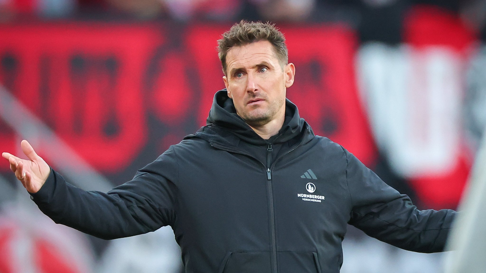 09.05.2025, Bayern, Nürnberg: Fußball: 2. Bundesliga, 1. FC Nürnberg - 1. FC Köln, 33. Spieltag im Max-Morlock-Stadion. Der Nürnberger Trainer Miroslav Klose reagiert auf den Spielverlauf.