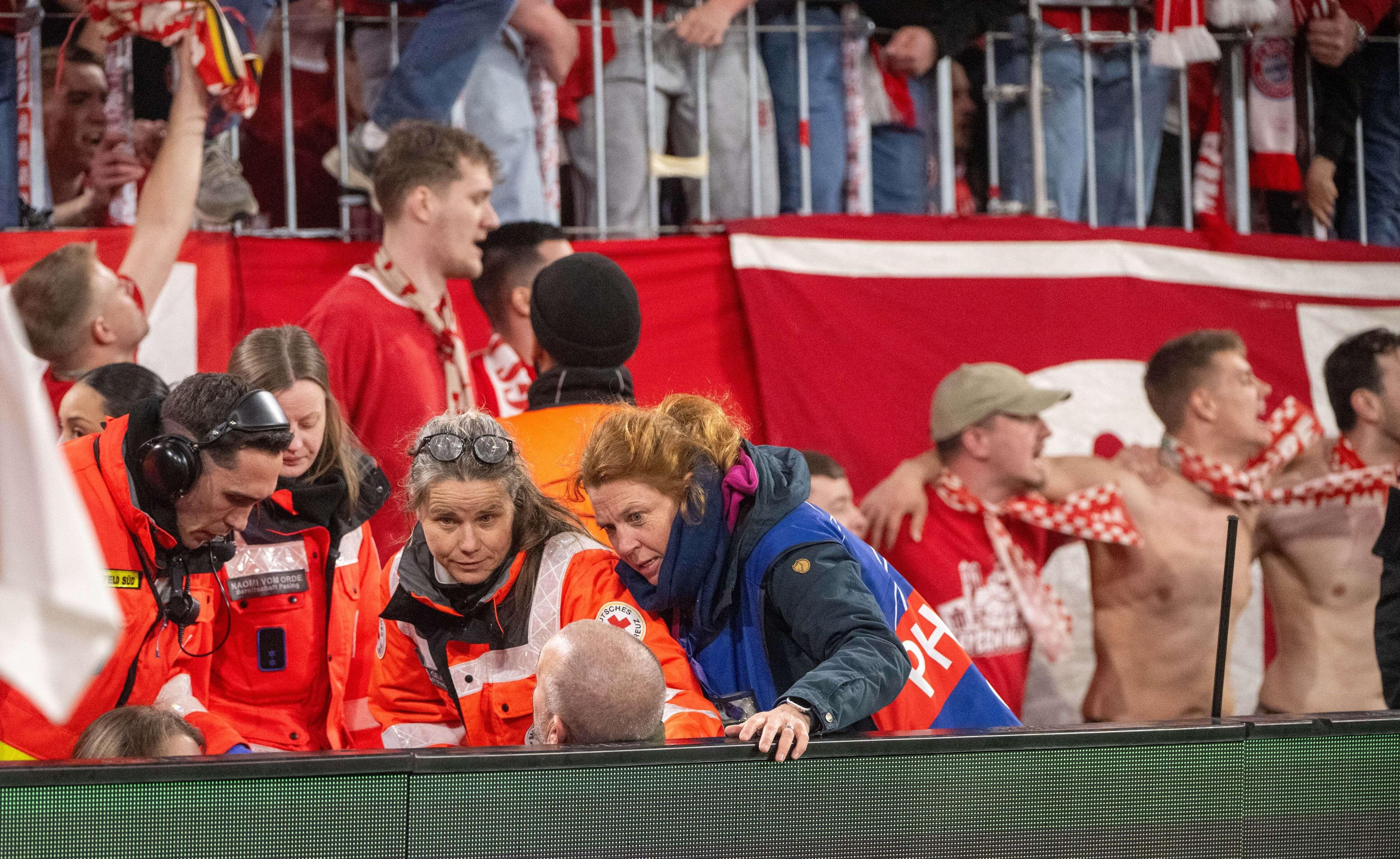 Ein Fotograf wird nach Fan-Krawallen behandelt