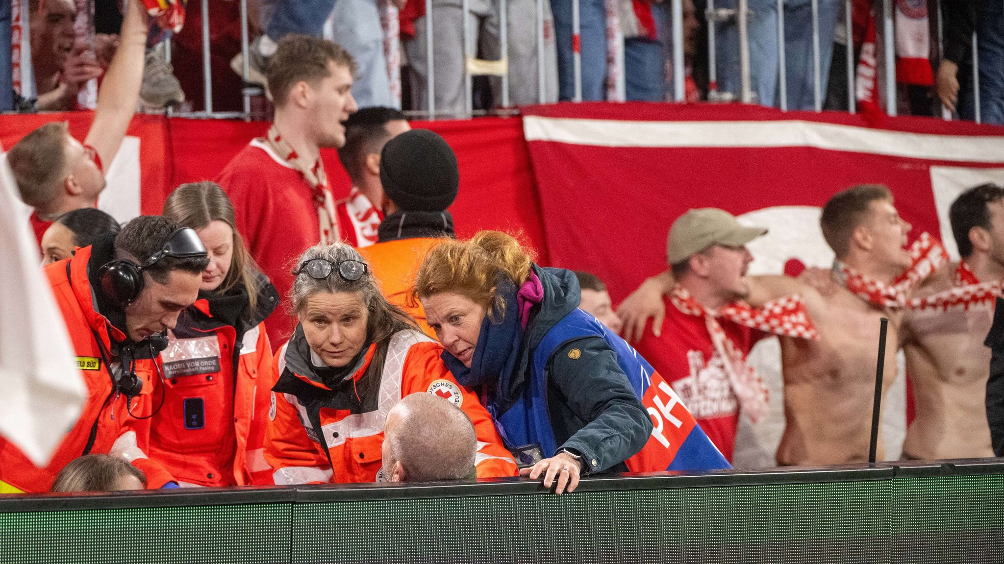 Ein Fotograf wird nach Fan-Krawallen behandelt