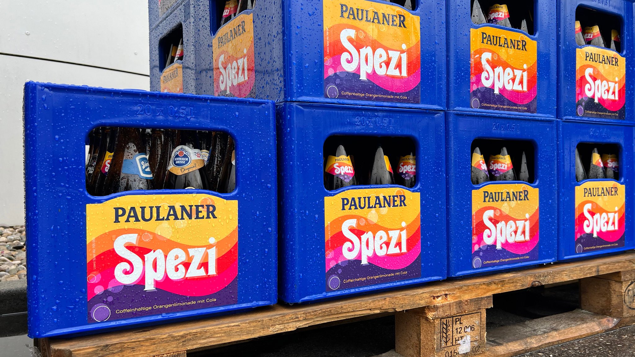 Kisten mit "Spezi" von Paulaner | Bild: picture alliance / SvenSimon | Frank Hoermann/SVEN SIMON Kisten mit "Spezi" von Paulaner