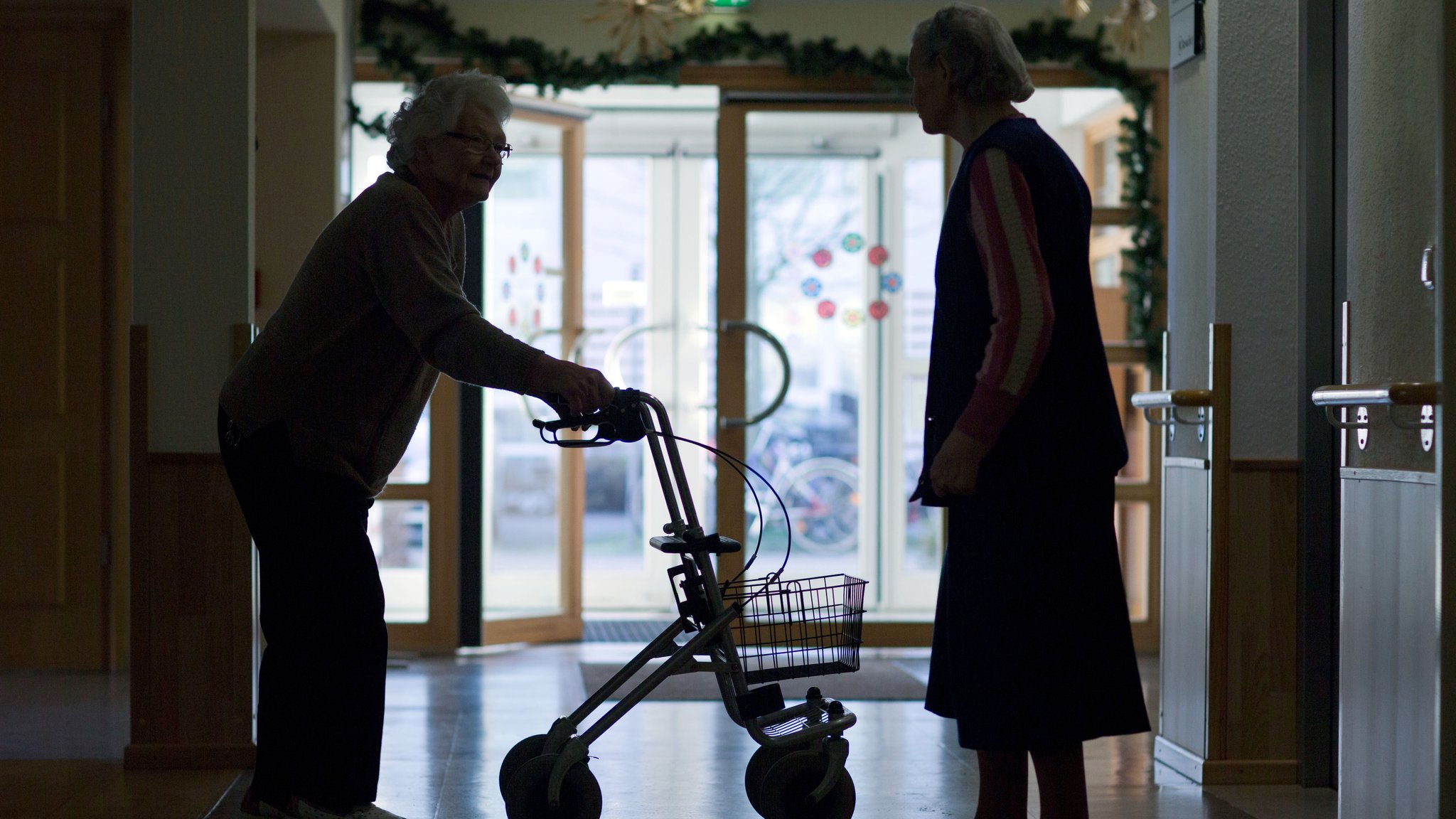 Bewohner eines Katholischen Alten- und Pflegeheimes | Bild: picture alliance / ZB | Jens Büttner Bewohner eines Katholischen Alten- und Pflegeheimes