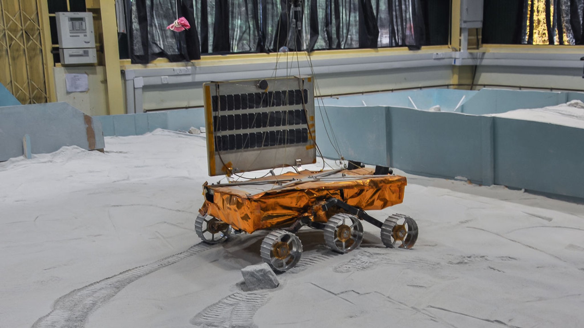 Modell des Chandrayaan-2-Rovers bei einer Testfahrt