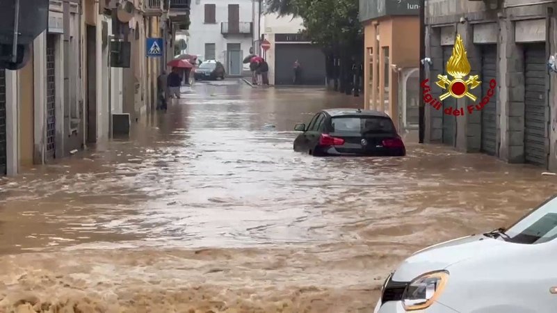 Ein Screenshot aus einem Handout-Video der italienischen Feuerwehr Vigili del Fuoco zeigt eine Szene in der Stadt Cabiate nördlich von Mailand, dabei ist eine Straße überschwemmt. | Bild: dpa-Bildfunk Ein Screenshot aus einem Handout-Video der italienischen Feuerwehr Vigili del Fuoco zeigt eine Szene in der Stadt Cabiate nördlich von Mailand, dabei ist eine Straße überschwemmt.