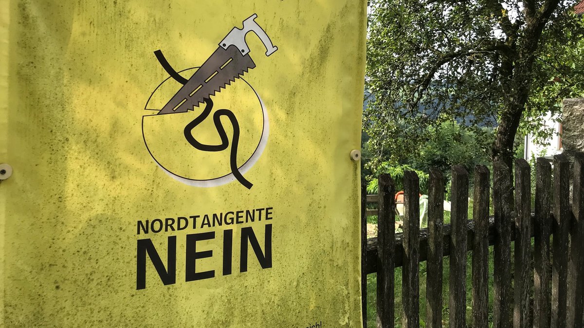 Ein gelbe Plane mit der Aufschrift Bürgerinitiative Natur ja - Nordtangente nein