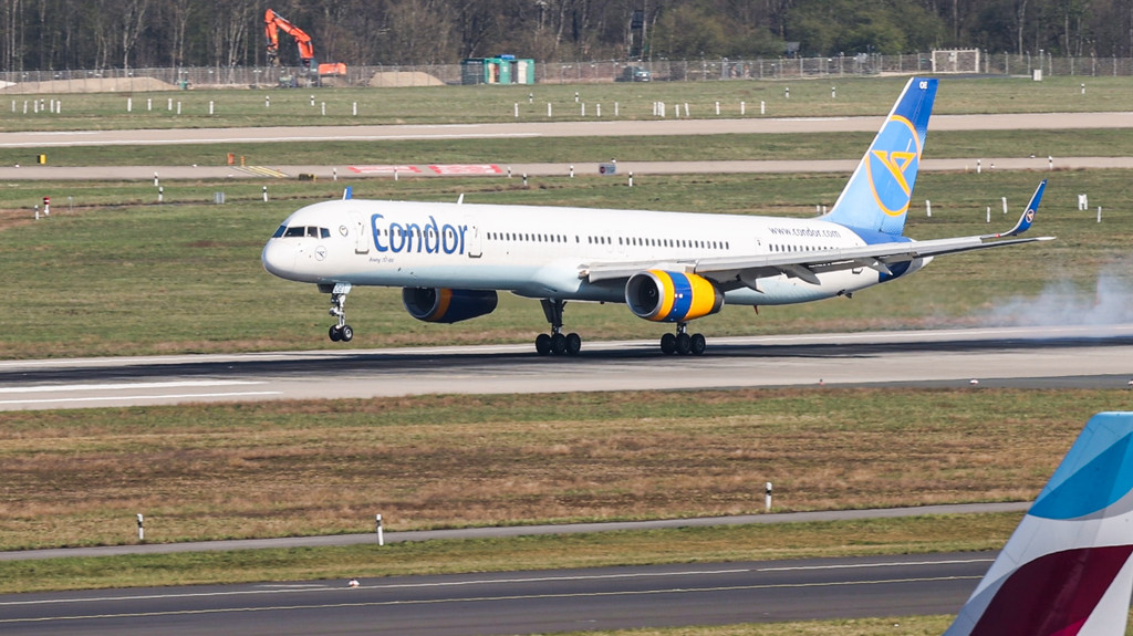 Eine Boeing 757 der Fluggesellschaft Condor aus Mallorca landet auf dem Flughafen Düsseldorf. 