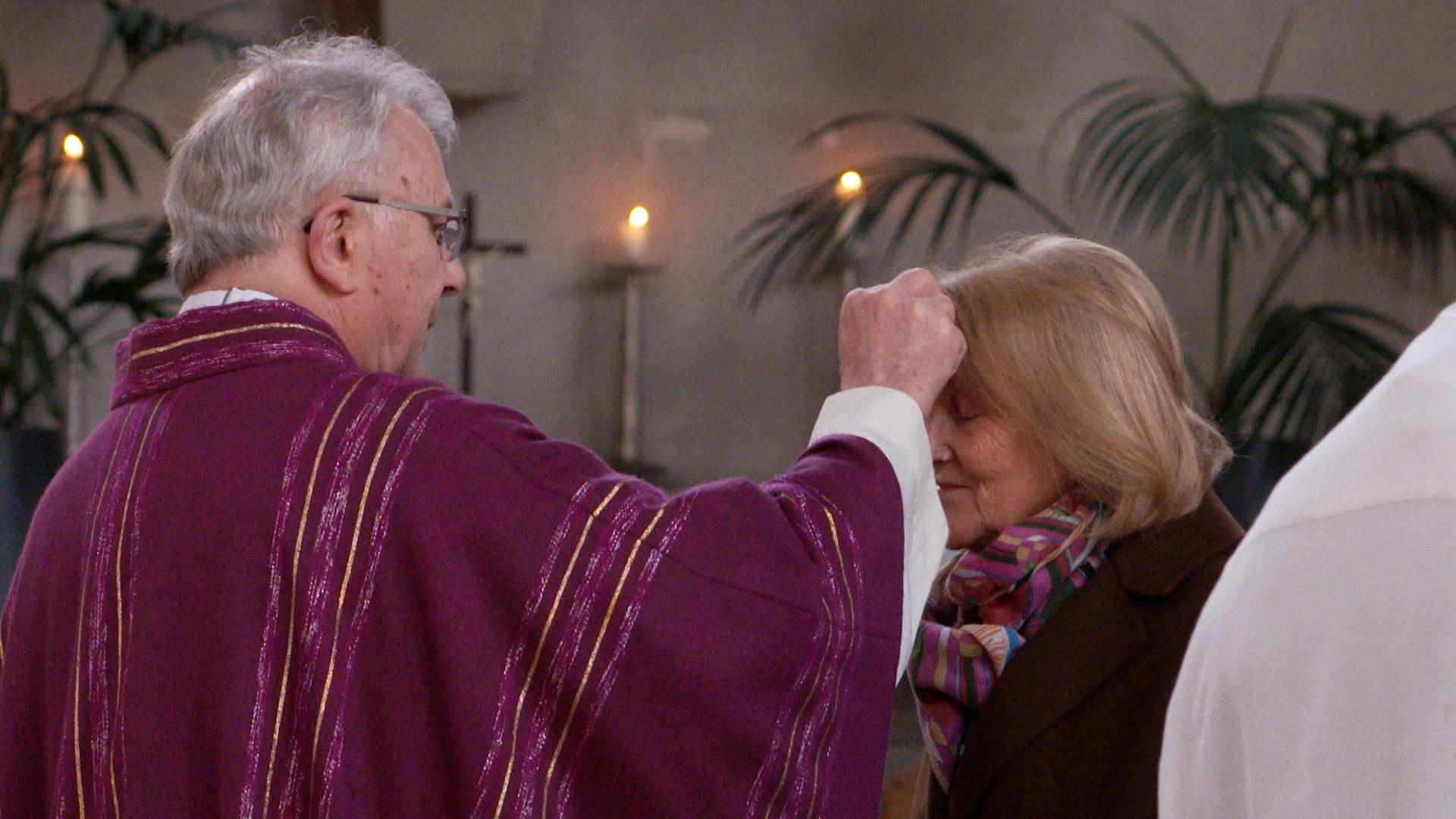 Viele Christen tragen heute am Aschermittwoch ein Kreuz aus Asche auf der Stirn, und fasten dann 40 Tage lang bis Ostern. Das Besondere in diesem Jahr: Auch die Muslime tun das ab morgen früh - beim Ramadan.