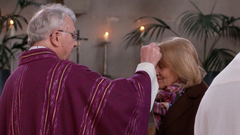 Viele Christen tragen heute am Aschermittwoch ein Kreuz aus Asche auf der Stirn, und fasten dann 40 Tage lang bis Ostern. Das Besondere in diesem Jahr: Auch die Muslime tun das ab morgen früh - beim Ramadan. | Bild: Bayerischer Rundfunk 2026 Viele Christen tragen heute am Aschermittwoch ein Kreuz aus Asche auf der Stirn, und fasten dann 40 Tage lang bis Ostern. Das Besondere in diesem Jahr: Auch die Muslime tun das ab morgen früh - beim Ramadan.