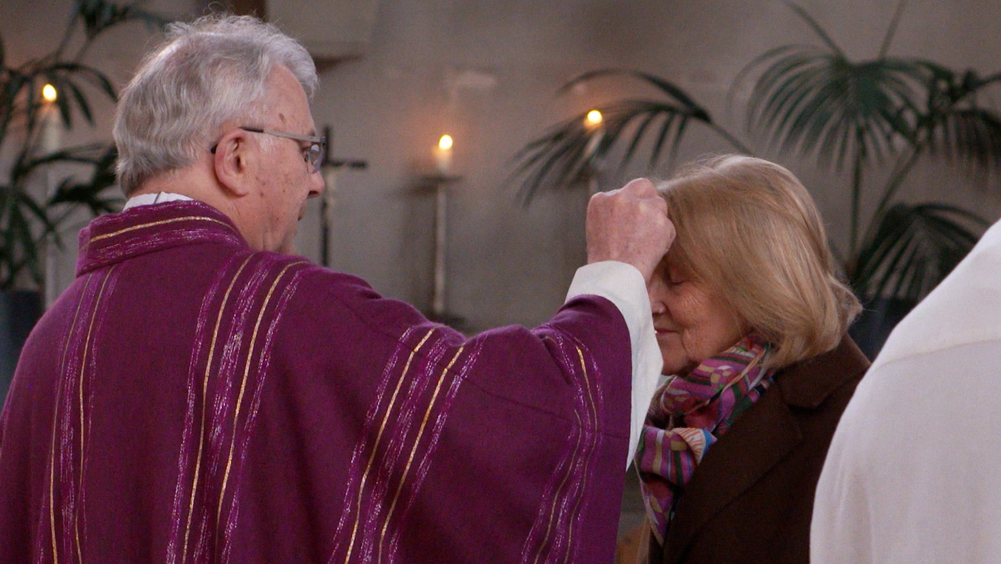 Viele Christen tragen heute am Aschermittwoch ein Kreuz aus Asche auf der Stirn, und fasten dann 40 Tage lang bis Ostern. Das Besondere in diesem Jahr: Auch die Muslime tun das ab morgen früh - beim Ramadan.