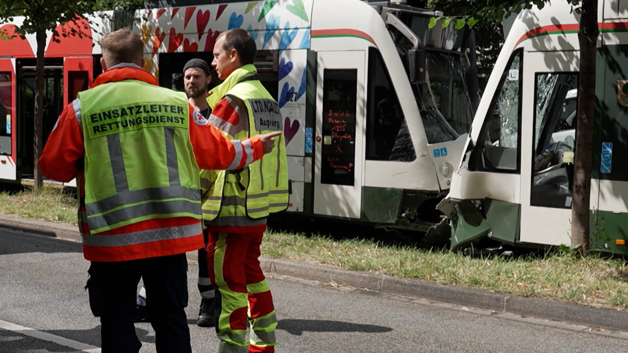 In Augsburg sind am Montag zwei Trambahnen zusammengestoßen. Rund 20 Menschen wurden verletzt.