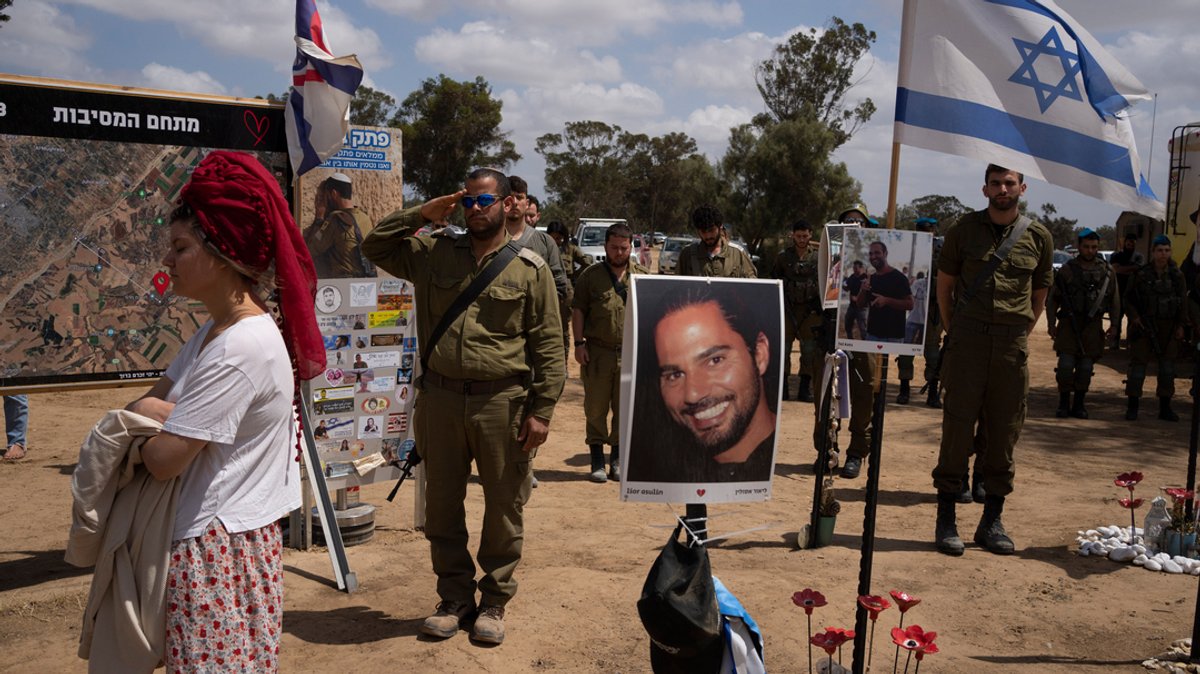 Ein israelischer Soldat salutiert während einer Schweigeminute.