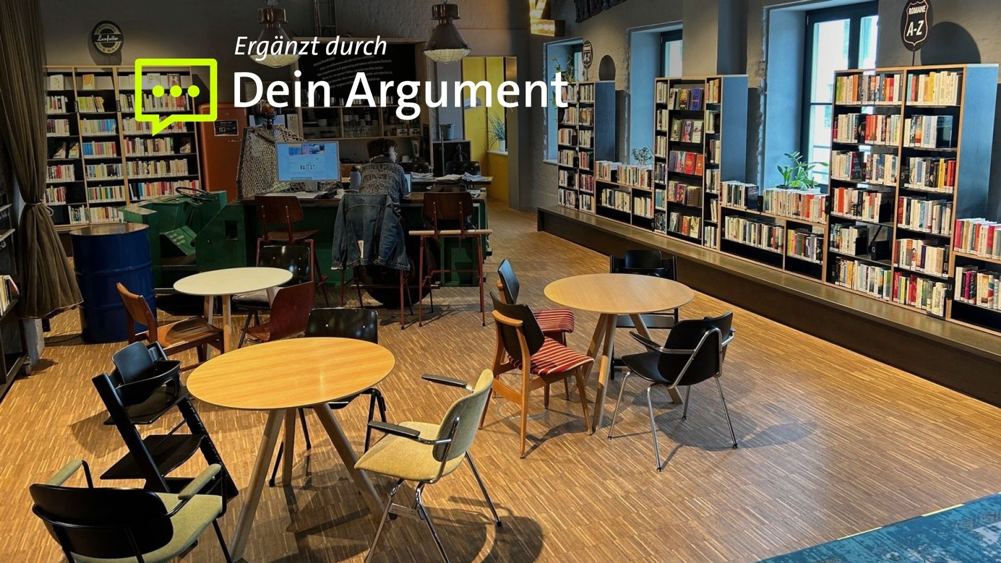 Modern gestaltete Bibliothek mit Treffpunkten und Leseecken