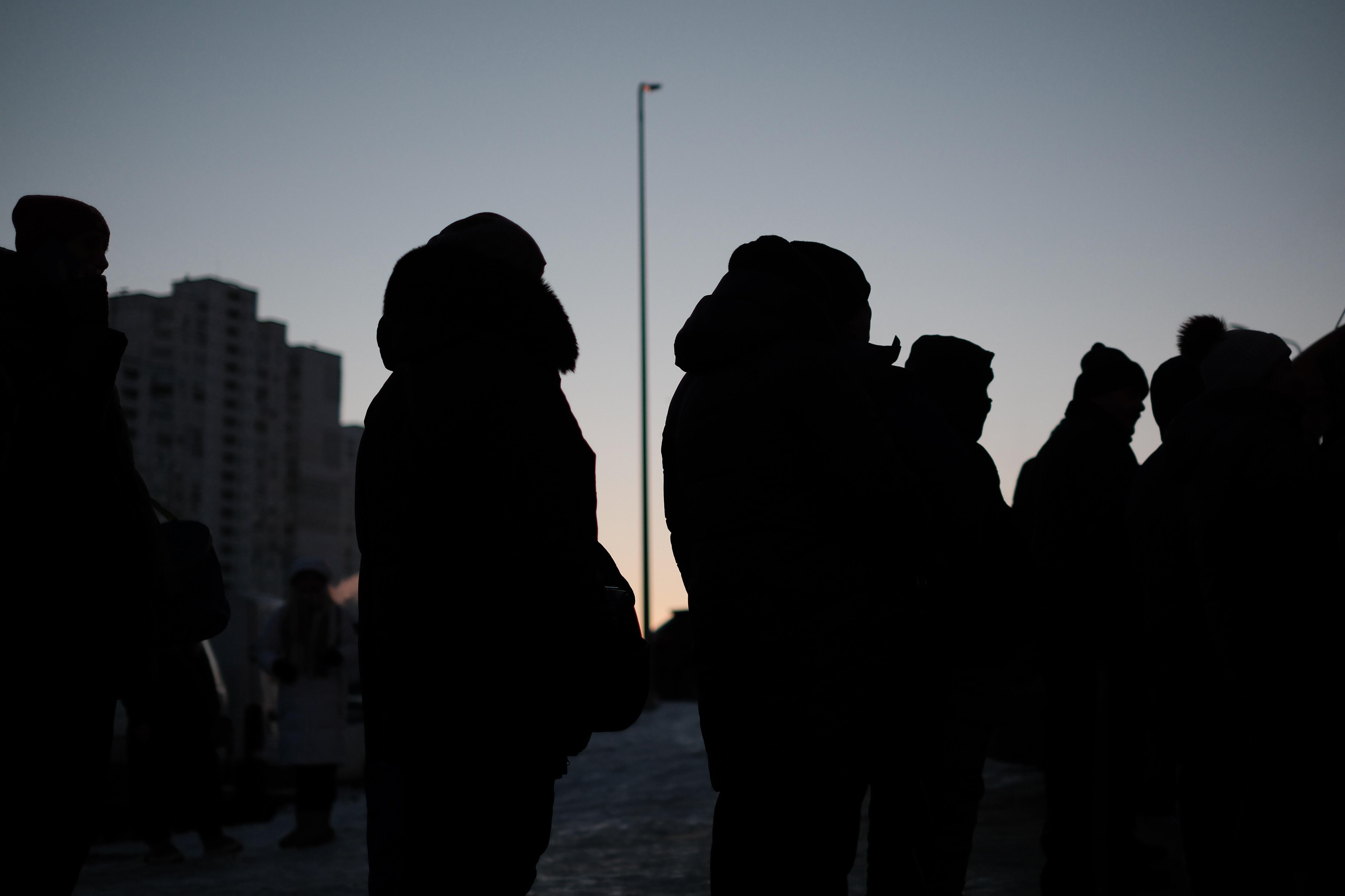 Symbolbild: Menschen in der frühen Dämmerung.