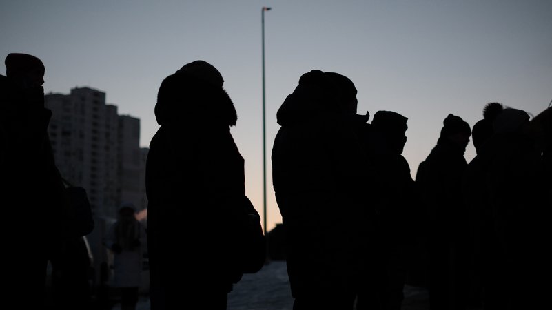 Symbolbild: Menschen in der frühen Dämmerung. | Bild: picture alliance / ASSOCIATED PRESS | Hiroto Sekiguchi Symbolbild: Menschen in der frühen Dämmerung.