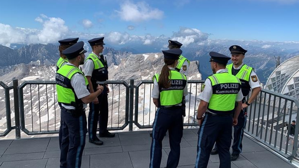 Die Polizei ist bei der Greenpeace-Aktion am Zugspitz-Gipfel vor Ort.