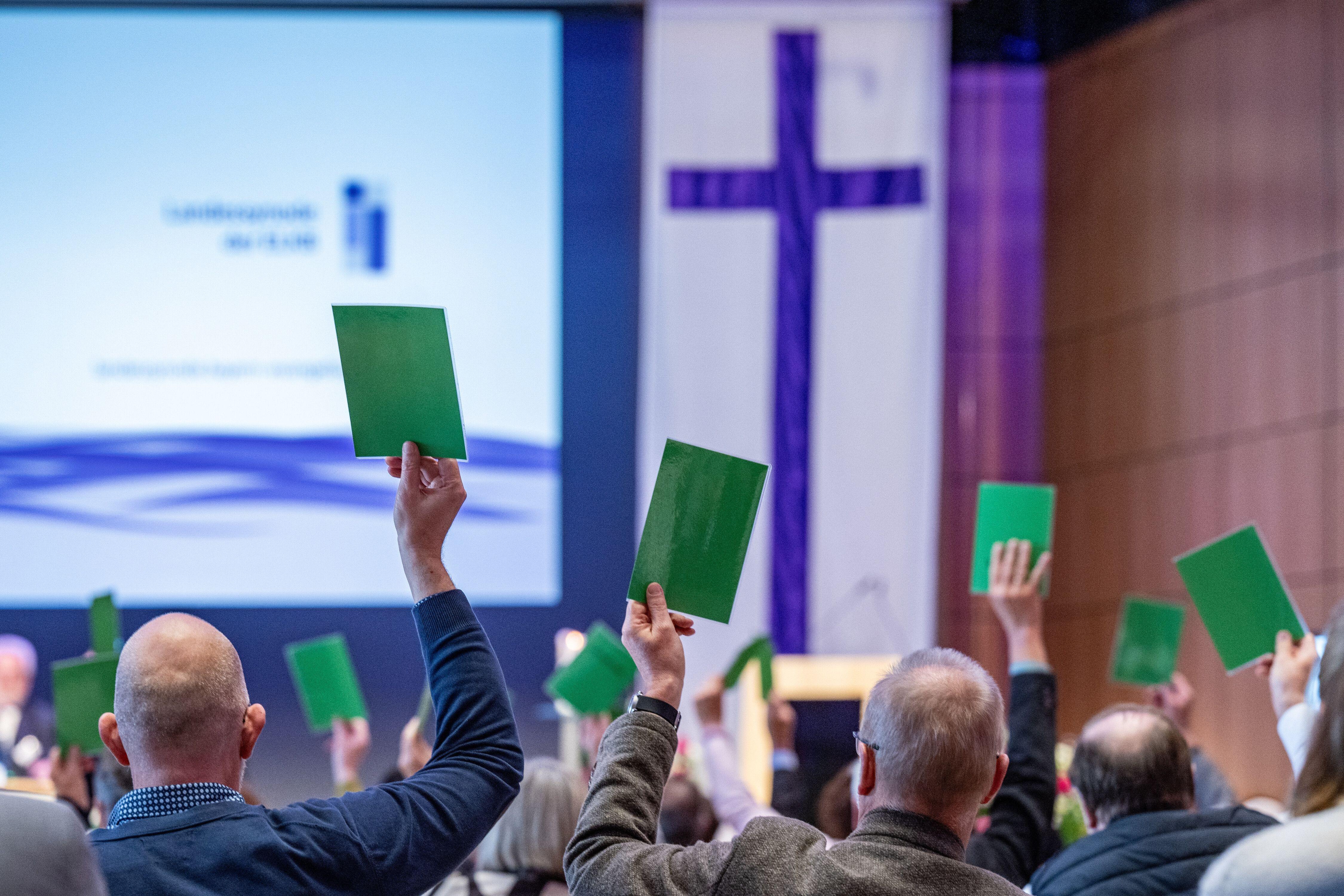 Mitglieder stimmen während der Herbsttagung der Landessynode der Evangelisch-Lutherischen Kirche in Bayern 2024 ab.